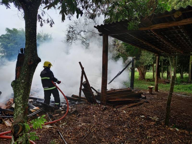 Incêndio destrói galpão em Içara; chamas iniciaram após proprietário colocar fogo em lixo — foto 2