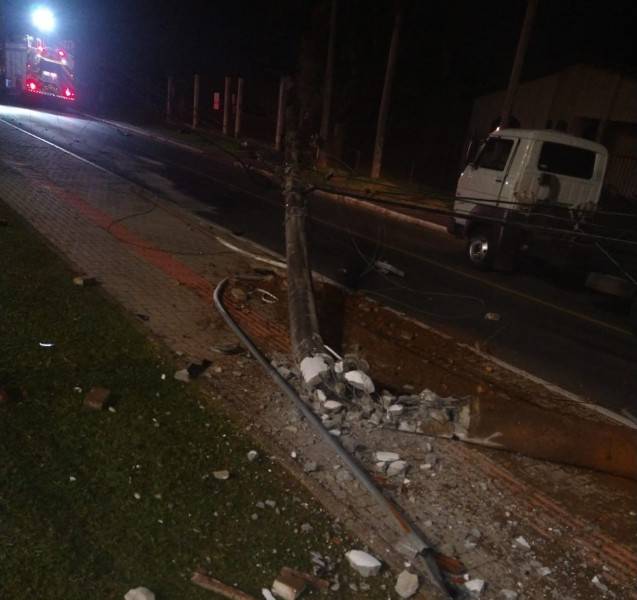 Três pessoas foram hospitalizadas após acidente no bairro São Luiz — foto 1