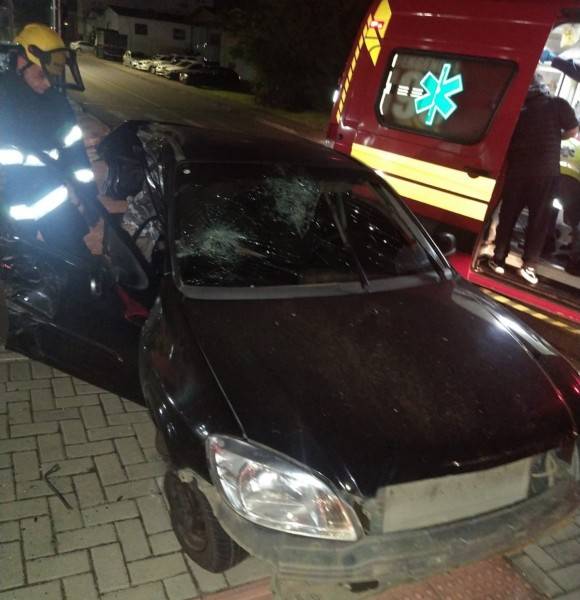 Três pessoas foram hospitalizadas após acidente no bairro São Luiz — foto 2