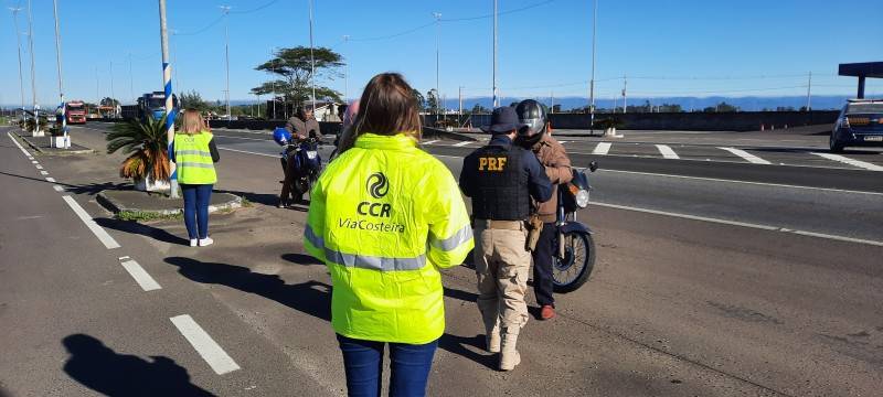 CCR ViaCosteira: ação educativa conscientiza mais de 40 motociclistas na BR-101 em Araranguá — foto 1