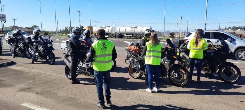 CCR ViaCosteira: ação educativa conscientiza mais de 40 motociclistas na BR-101 em Araranguá — foto 3