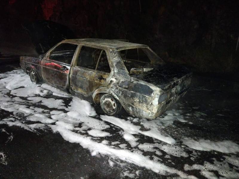 Carro fica destruído após pegar fogo em Treviso — foto 1