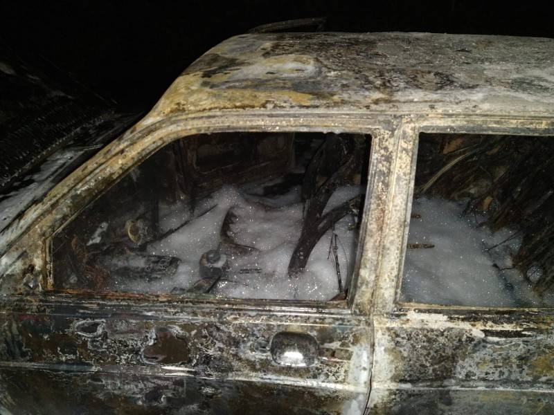 Carro fica destruído após pegar fogo em Treviso — foto 2