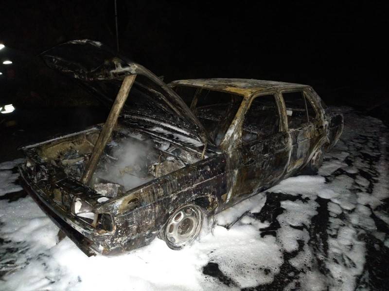 Carro fica destruído após pegar fogo em Treviso — foto 3