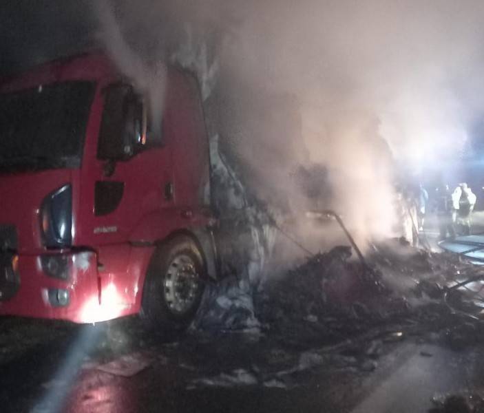 Caminhão carregado com bananas pega fogo em Jaguaruna — foto 1