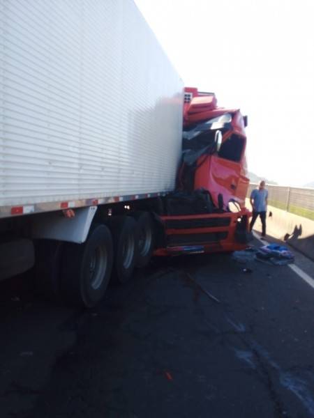 Colisão traseira entre carretas bloqueia a BR-101 em Maracajá — foto 1