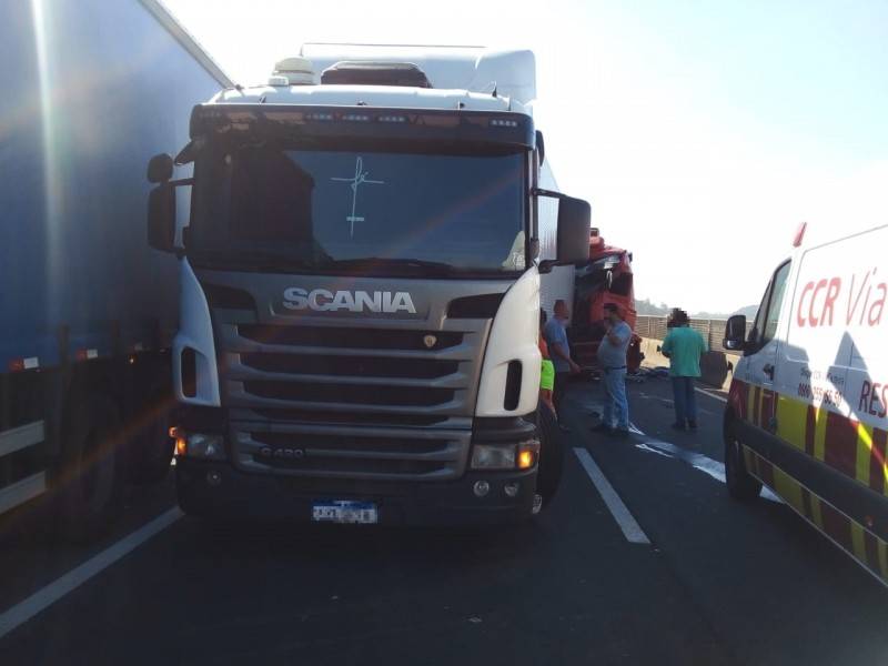 Colisão traseira entre carretas bloqueia a BR-101 em Maracajá — foto 2