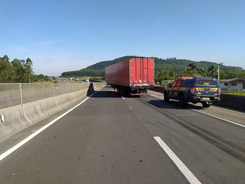 Colisão traseira entre carretas bloqueia a BR-101 em Maracajá — foto 3