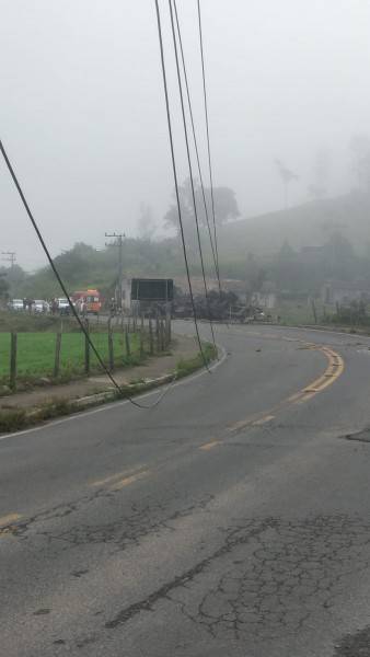 Carreta tomba, derruba postes e deixa SC-435 bloqueada durante seis horas em Armazém — foto 1