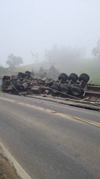 Carreta tomba, derruba postes e deixa SC-435 bloqueada durante seis horas em Armazém — foto 2