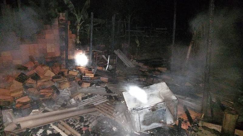 Casa é destruída por incêndio em Balneário Gaivota — foto 1