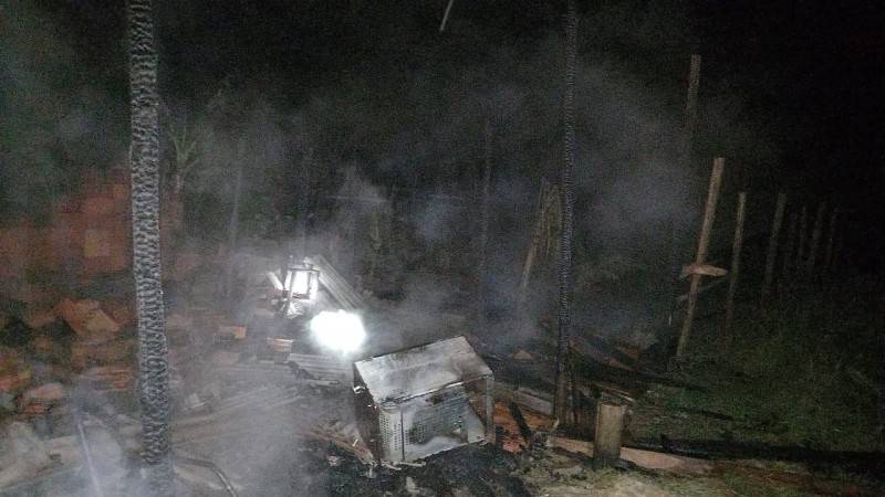 Casa é destruída por incêndio em Balneário Gaivota — foto 2