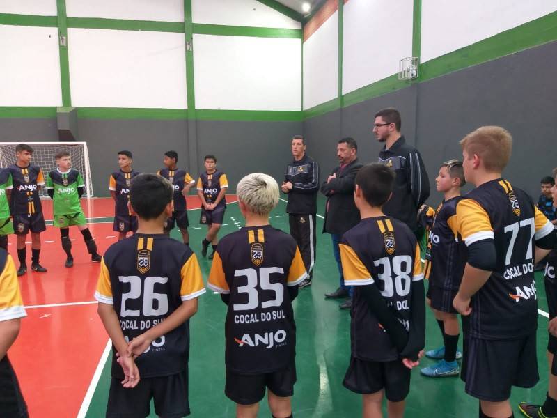 Cocal do Sul entrega os uniformes do Anjos do Futsal aos atletas — foto 1