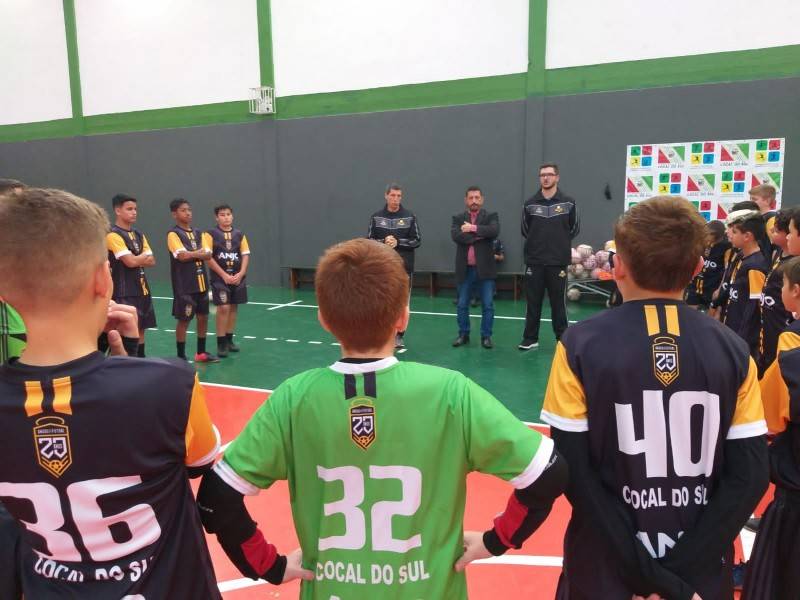 Cocal do Sul entrega os uniformes do Anjos do Futsal aos atletas — foto 2