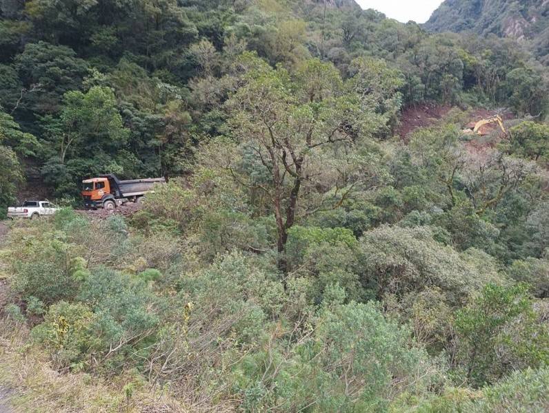 Estado segue removendo pedras que ameaçam cair na Serra do Corvo Branco; confira a galeria de fotos — foto 1