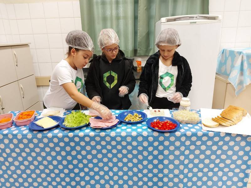 Alunos do Colégio Satc viram chefes por um dia em aula de culinária — foto 3