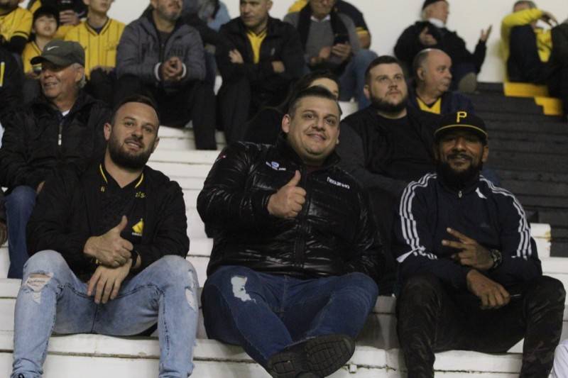 Torcida comparece ao Majestoso e vibra com a vitória tricolor — foto 2