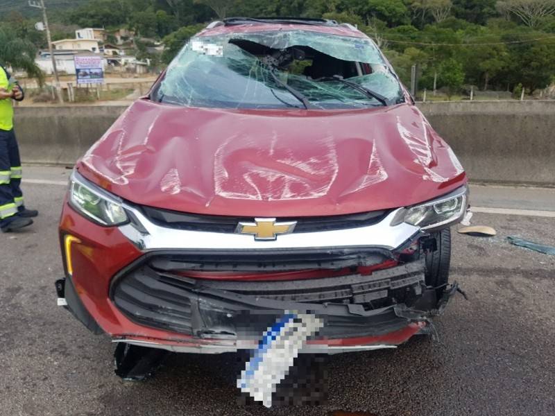 Criminosos roubam carro em Imbituba e capotam veículo na BR-101 — foto 1