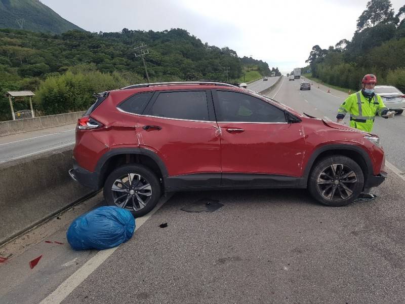 Criminosos roubam carro em Imbituba e capotam veículo na BR-101 — foto 2