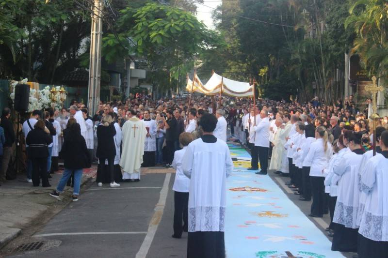 Criciumenses se reúnem na Praça do Congresso para celebrar Corpus Christi — foto 38
