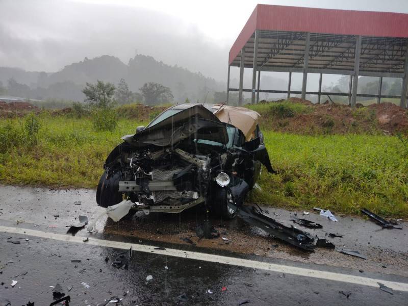 Colisão frontal deixa duas pessoas feridas na SC-390 — foto 1