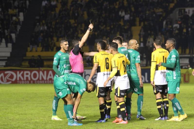 Criciúma vence o Metropolitano e assume a liderança do Campeonato Catarinense — foto 1