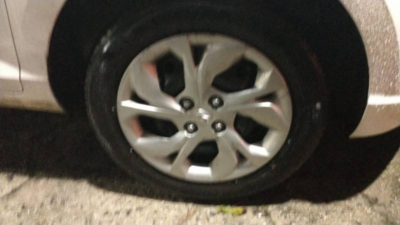 Veículo tem pneus furtados em estacionamento no bairro Rio Maina — foto 1