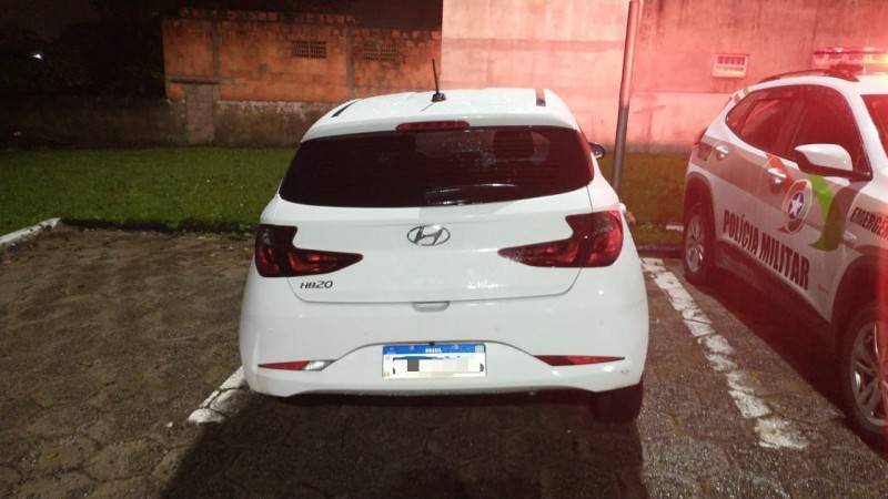 Veículo tem pneus furtados em estacionamento no bairro Rio Maina — foto 2