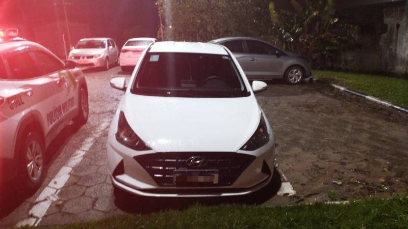Veículo tem pneus furtados em estacionamento no bairro Rio Maina — foto 4