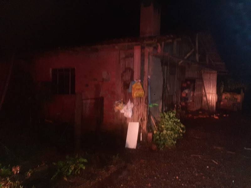 Bombeiros combatem fogo em residência em Praia Grande — foto 1