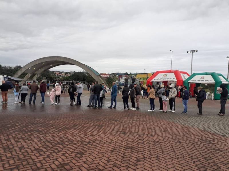Ação de vacinação registra filas nos parques em Criciúma — foto 1