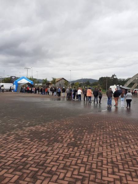 Ação de vacinação registra filas nos parques em Criciúma — foto 2