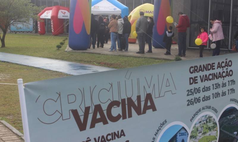 Ação de vacinação registra filas nos parques em Criciúma — foto 11