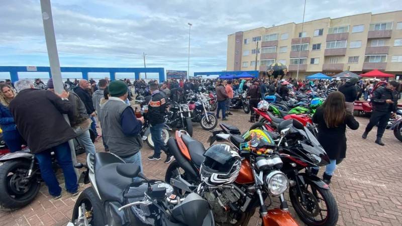 1º Moto Peixe é sucesso e lota a praça central — foto 1