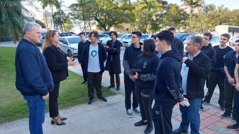 Alunos da Satc recuperam computadores de escolas públicas de Içara — foto 1