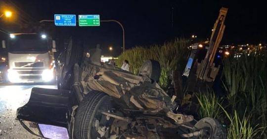 Acidente com três carros e retroescavadeira fere quatro pessoas — foto 2