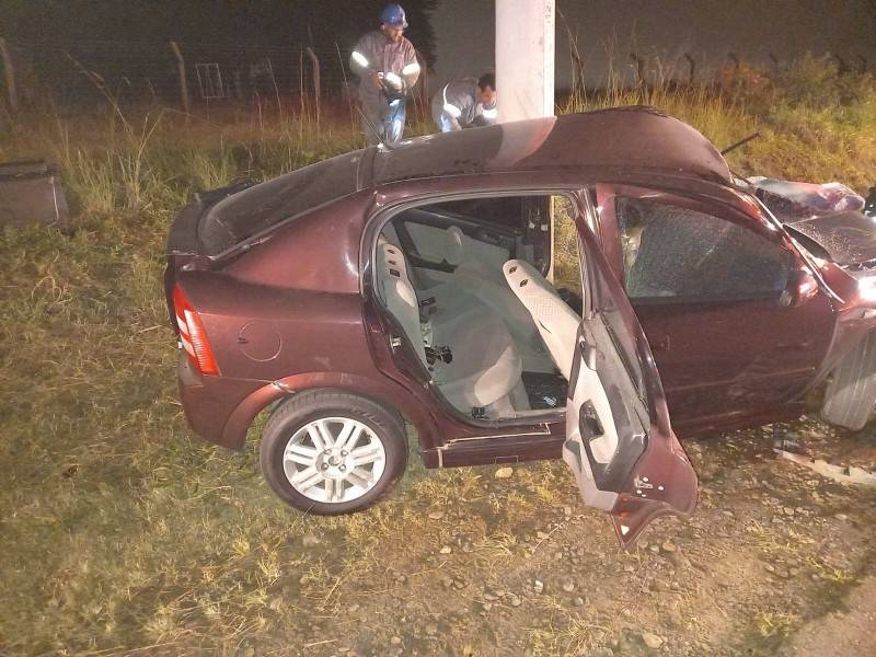 Criciúma: motorista colide carro em poste e é encaminhado em estado grave ao hospital — foto 1