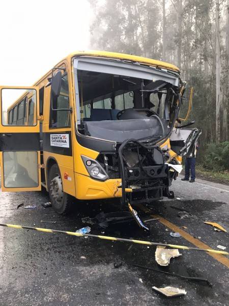 Motorista morre e 22 pessoas ficam feridas em acidente com ônibus escolar na SC-446, em Siderópolis — foto 1