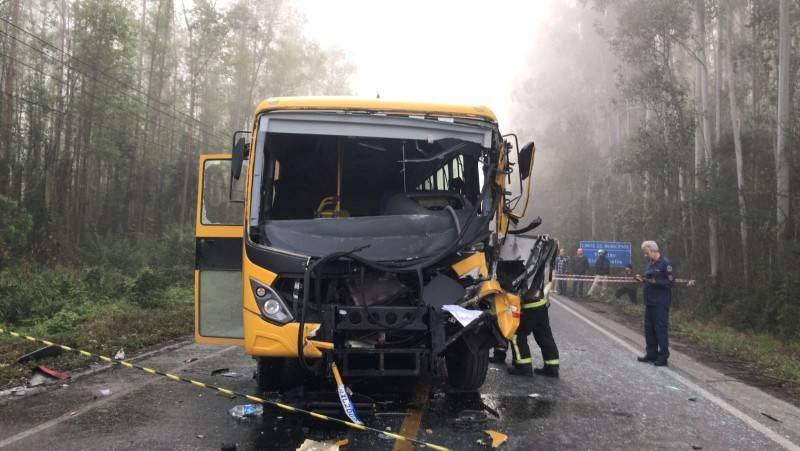 Motorista morre e 22 pessoas ficam feridas em acidente com ônibus escolar na SC-446, em Siderópolis — foto 2