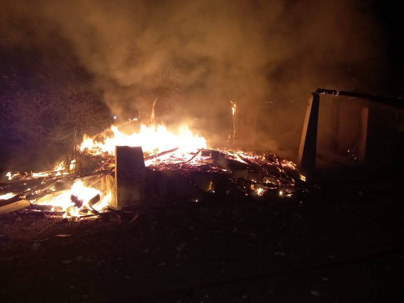 Casa é totalmente destruída pelo fogo em Balneário Rincão — foto 1