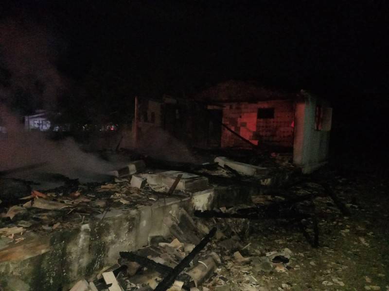 Casa é totalmente destruída pelo fogo em Balneário Rincão — foto 3