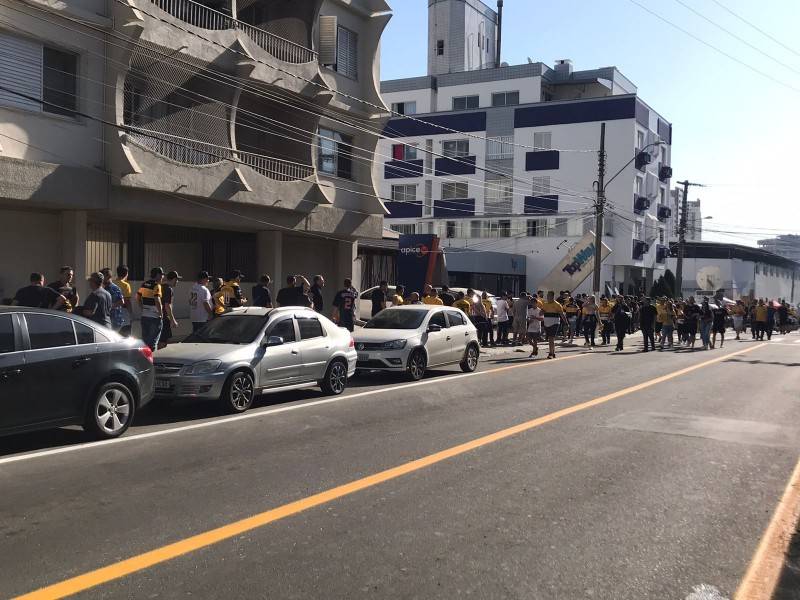 Torcida tricolor chega cedo para garantir entrada antes do início da partida no Majestoso — foto 1