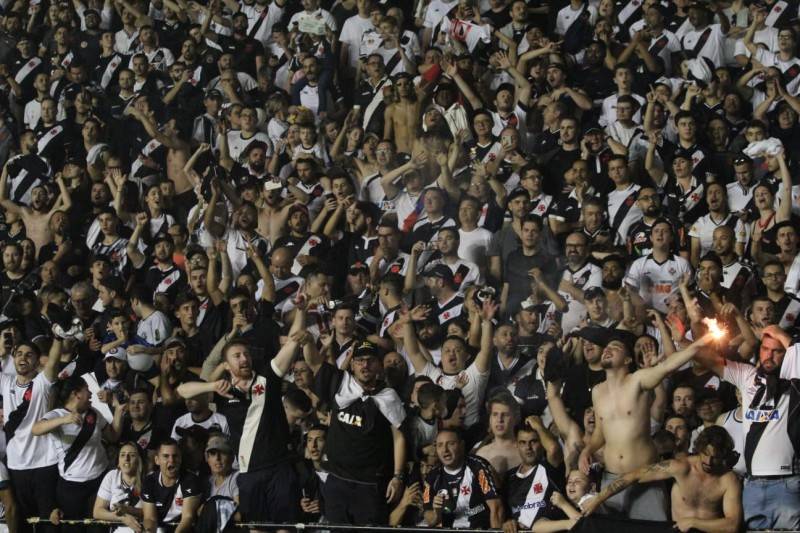 Torcida do Vasco vibra com triunfo diante do Tigre — foto 2
