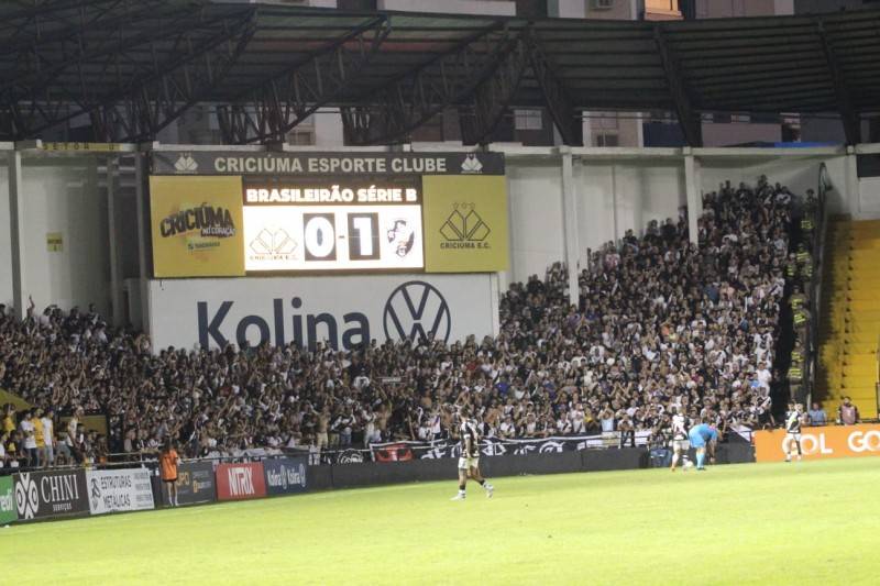 Torcida do Vasco vibra com triunfo diante do Tigre — foto 30