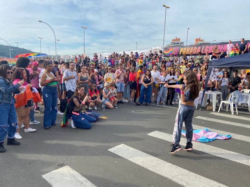 Mais de 3 mil pessoas passam pela 4ª Parada LGBTQIA+ de Criciúma — foto 1
