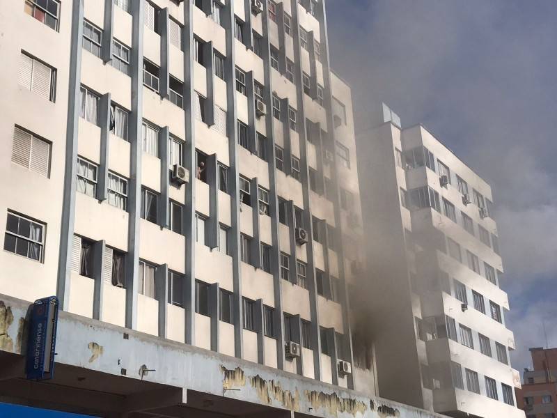 Fogo em apartamento mobiliza bombeiros no Centro de Criciúma — foto 1