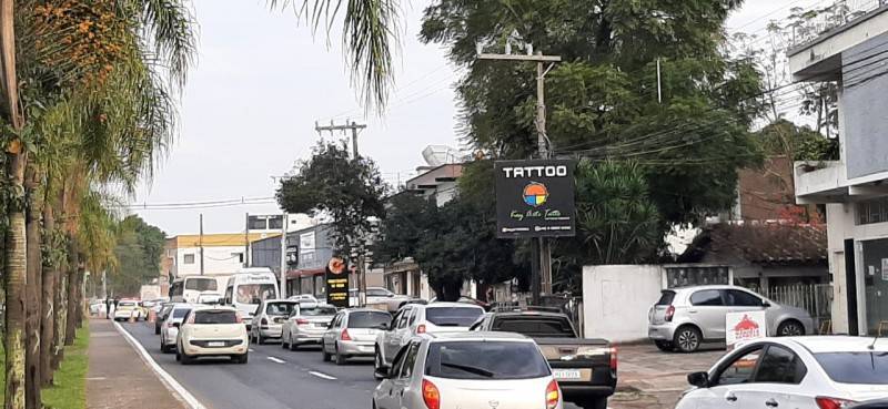 Trânsito em meia pista na avenida Centenário na região do bairro Próspera — foto 1