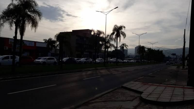 Trânsito em meia pista na avenida Centenário na região do bairro Próspera — foto 2