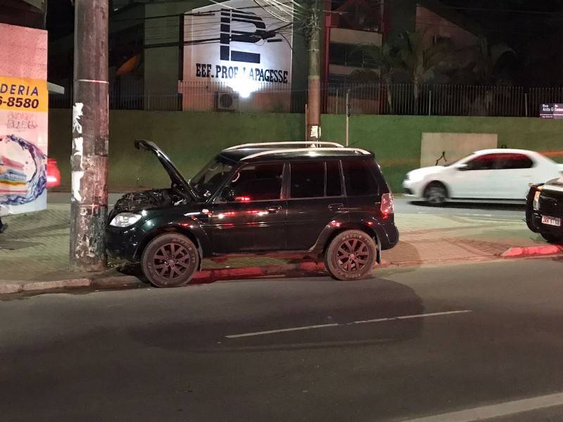 Motorista colide caminhonete contra poste na avenida Centenário — foto 2