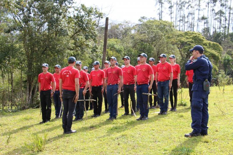 Alunos do Curso de Bombeiro Comunitário de Criciúma passam por treinamento em meio à mata — foto 2